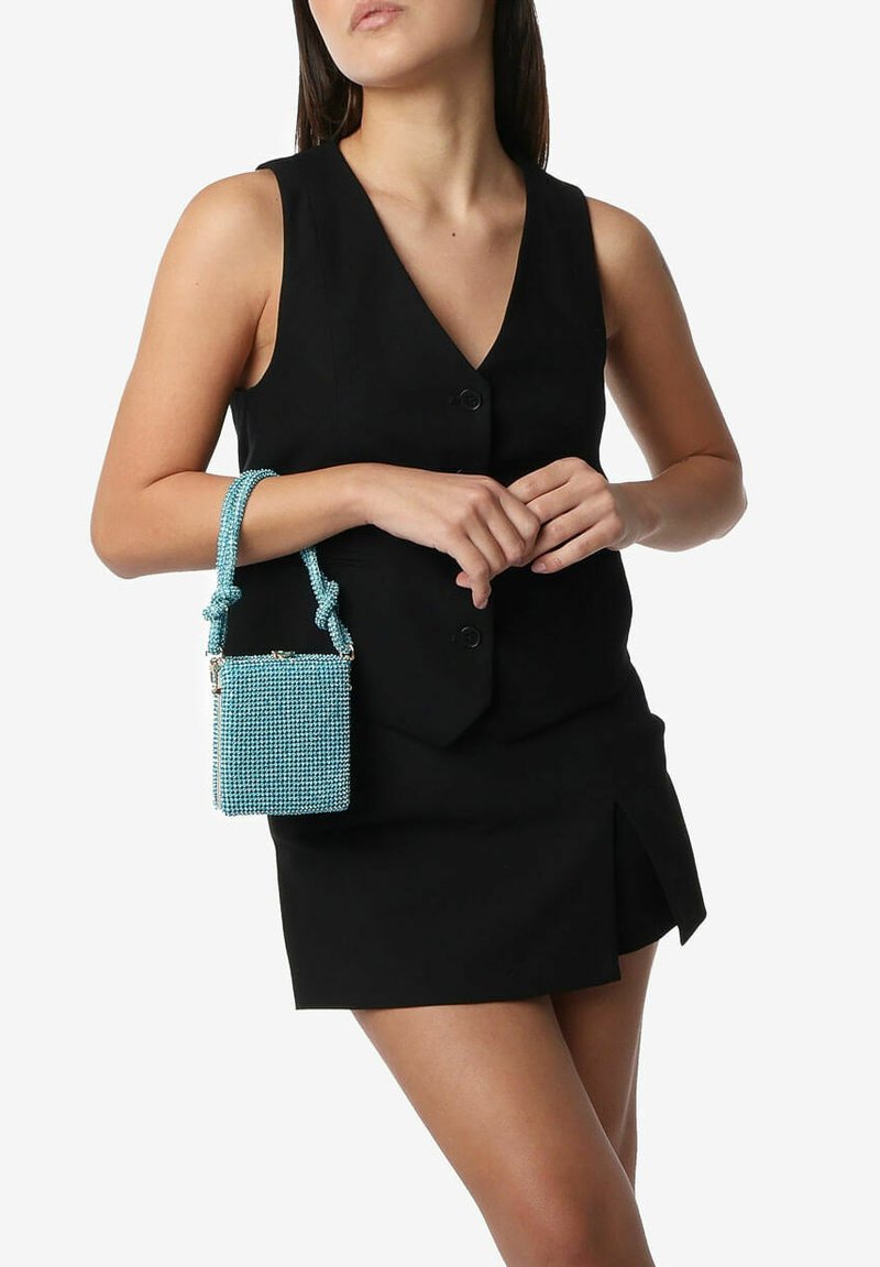 Piccola borsa quadrata in turchese con un esterno texturizzato ricoperto di strass. Presenta una maniglia intrecciata annodata e dettagli in hardware argentato.