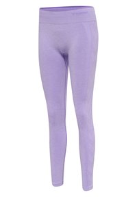 Fioletowe legginsy sportowe o gładkiej teksturze, z wysokim stanem i delikatnym wzorem w jodełkę po bokach. Logo marki blisko pasa.