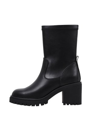 Bota negra de cuero hasta la mitad de la pantorrilla con un tacón grueso de bloque y una suela gruesa de tracción, con una lengüeta para tirar en la parte trasera y detalles cosidos.