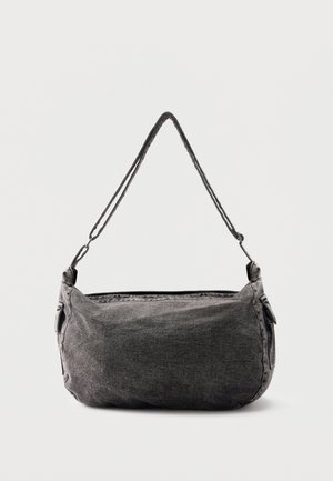 Graue Stoff-Schultertasche mit verstellbarem Riemen und seitlichen Reißverschlusstaschen, vor einem einfarbigen hellen Hintergrund dargestellt.