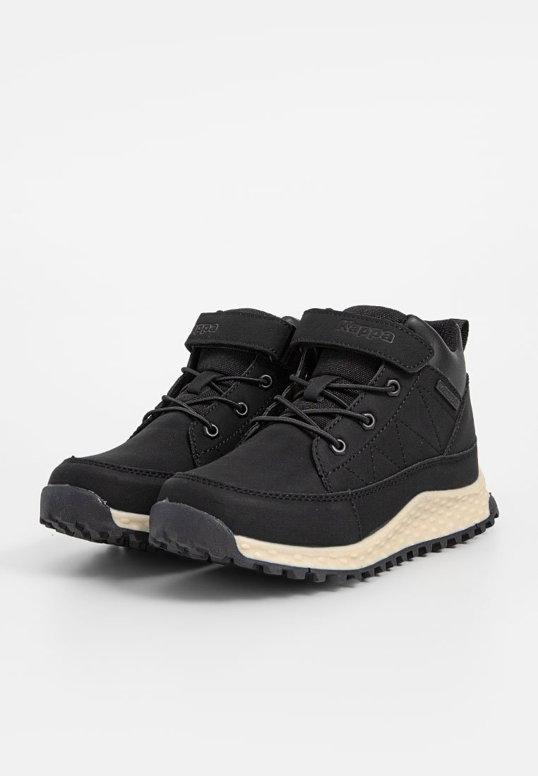 Chaussures montantes noires en synthétique texturé, à lacets, avec une bande Velcro et une semelle crème contrastante dotée d'un motif de traction.