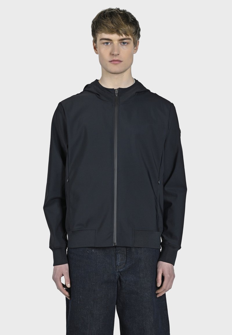 Černá kapucňová bunda s celopřímým zipem, která má hladkou texturu, dvě boční kapsy a žebrované manžety. Nosit s tmavými džíny.