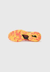 Semelle de chaussure présentant un schéma de couleurs vibrant orange et jaune avec des motifs de crampons texturés et un accent noir pour l'adhérence et la stabilité.