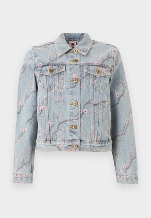 Világoskék farmerdzseki rózsaszín virágággal nyomtatva, gombos elülső záródással, két mellkas flapzsebbel és hosszú ujjakkal.