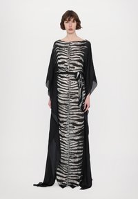 Rochie maxi neagră și gri cu un model de dungi zebra, având un design lejer și fluid și o curea largă la talie. Țesătură din amestec de mătase.