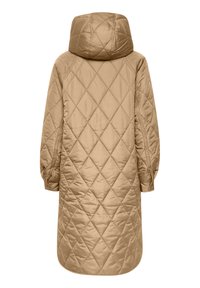 Lång beige vävd kappa med diamantmönster, långa ärmar och fast huva, sedd från baksidan mot en vit bakgrund.