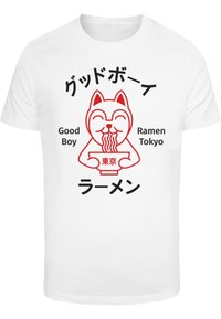 Bílý triko s červenou kreslenou kočkou, která drží ramen, spolu s japonským textem a frází "Good Boy Ramen Tokyo" v černém písmu.