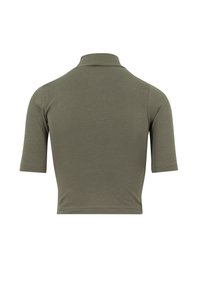 Polo à manches courtes de couleur vert olive, confectionné dans un tissu doux. Il présente un col classique et une coupe ajustée avec une texture lisse.