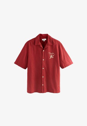 Rotes kurzärmliges Hemd mit Knöpfen und Kragen, besticktem "Fender"-Text und einem Cartoon-Charakter, der auf der linken Brust Gitarre spielt.