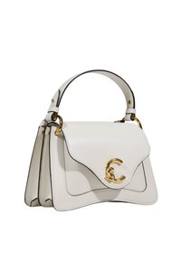 Hvid læderhåndtaske med struktureret silhuet, buet klap, guldfarvet CC-logo lukning og enkelt top håndtag.