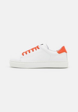 EXCLUSIVE SQUARED SHOES - Baskets basses - white/orange