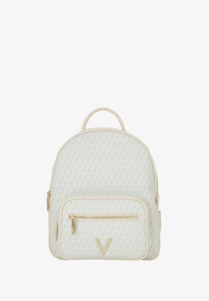 Sac à dos gris clair avec un motif en diamant, équipé de ferrures dorées, d'une poche avant zippée et d'une poignée supérieure renforcée.