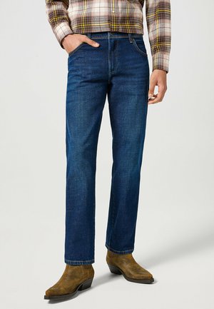 Vaqueros de denim azul oscuro con un diseño de pierna recta, que cuentan con dos bolsillos frontales y detalles de costura sutil a lo largo de las costuras.