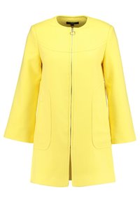 Abrigo amarillo ajustado con escote redondo, cierre de cremallera en la parte delantera y dos bolsillos laterales. Hecho de una tela suave con un diseño estructurado y mangas de tres cuartos.