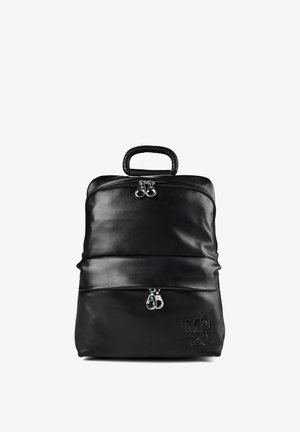 Sac à dos en cuir noir avec deux compartiments zippés, poignée tressée et logo embossé "MD 20" sur la poche avant inférieure.