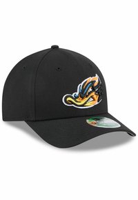 Schwarze Baseballmütze mit gebogenem Schirm, die auf der Vorderseite ein gesticktes, mehrfarbiges Design aufweist. Enthält einen flachen Aufkleber auf dem Schild.