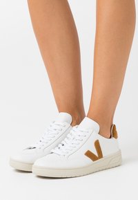 Veja - V-12 - Matalavartiset tennarit - extra white/camel Pienoiskuva 1