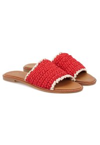 Rode geweven slide sandalen met een gestructureerde bovenkant met crème accenten, een gladde tan voering en platte rubberen zolen.