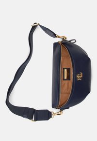 Bolsa transversal em pele azul-marinho com ferragens douradas, textura suave, fecho com zip e interior em tom beje. Apresenta alça ajustável e detalhe de logótipo.