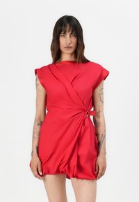 Rotes Wickelkleid mit kurzen Ärmeln, mit einem Knoten-Detail an der Taille und gerafftem Stoff, aus glattem Material gefertigt.