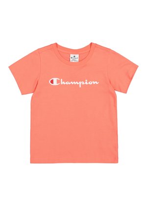 Camiseta de algodón color coral con cuello redondo y mangas cortas, con el logotipo blanco de "Champion" impreso en la parte frontal.