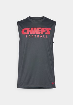 Cămașă fără mâneci gri cu text roșu "CHIEFS FOOTBALL" pe față și un mic logo Nike roșu la tiv. Material neted, sportiv.