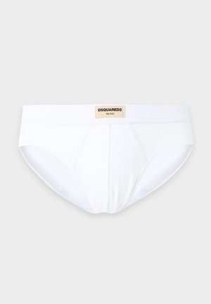 Slip blanc pour hommes avec une étiquette beige à la taille indiquant "DSQUARED2 Milano" sur un fond clair uni.