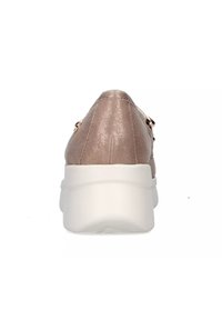 Sneakers da donna con finitura metallizzata taupe, collo imbottito e suola in gomma bianca. Presentano dettagli in metallo dorato sui lati.