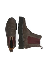 Botas Chelsea de ante marrón con costados elásticos color burdeos, tira de agarre y suela de goma negra texturizada. Detalles en brogue en la punta.