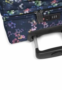 Rolgerecht met marineblauwe bloemenstof, met een uitschuifbare handgreep en dubbele ritssluiting met combinatieslot. Textuur details aanwezig.