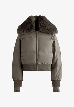 Krátka prešívaná bunda v tlmenej taupe farbe s kožušinovým golierom. Má predný zips, rebrované manžety a hladkú textúru.