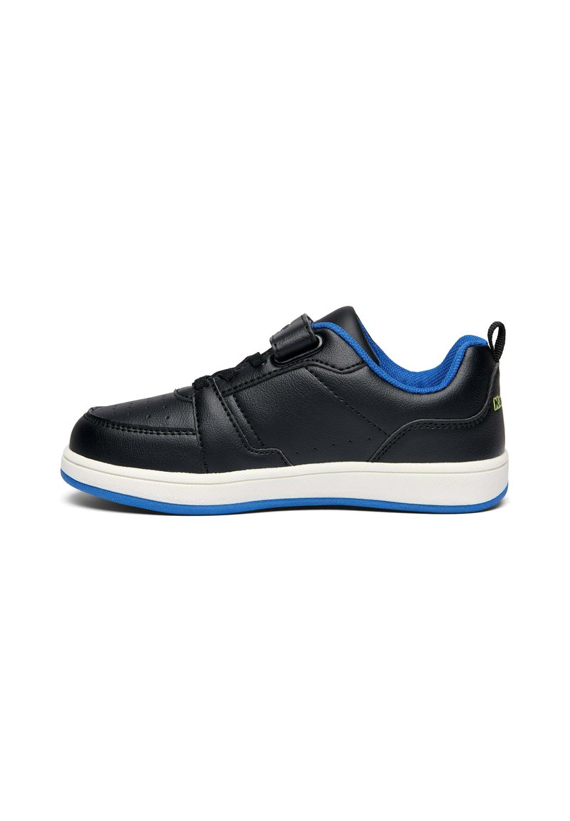 Zapatilla negra con parte superior de cuero, acentos azules en el cuello, lengüeta acolchada y suela blanca con ribete azul. Cierre de velcro y cordones.