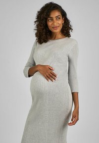 Rochie de maternitate gri, tricotată cu nervuri, cu mâneci până la trei sferturi și o siluetă ajustată, care subliniază burtica de gravidă. Textură netedă, design minimalist.
