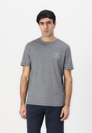 Grå, kortärmad t-shirt i ett mjukt, lätt tyg med en liten logotyp i det övre vänstra hörnet. Klassisk rundhalsdesign.