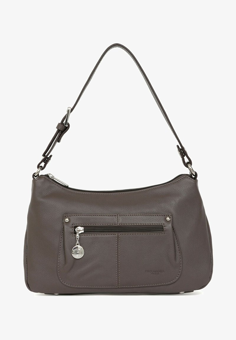 Grijze leren handtas met een enkele schouderband, bovenste ritsclosure en een voorvak met rits. Beschikt over een subtiele textuur en metalen accenten.