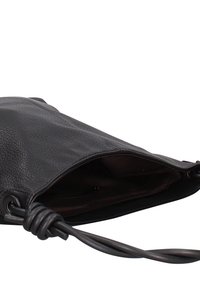 Borsa in pelle nera con superficie testurizzata, forma morbida e chiusura a coulisse intrecciata. Interno foderato in tessuto scuro con tasca con zip.