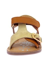 Sandalias de cuero marrón con hebilla dorada, correas de ante y planta del pie con estampado floral. Diseño abierto para mayor transpirabilidad; textura suave.