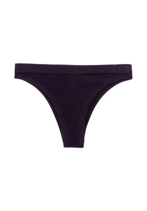 Thong en coton violet foncé avec une ceinture lisse, présentant un design minimaliste et sans motifs ni accessoires visibles.