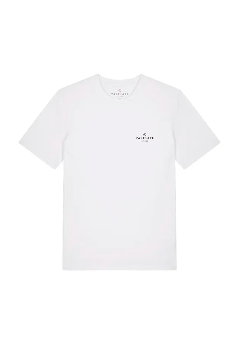 Hvid kortærmet t-shirt lavet af bomuld, med rund halsudskæring og et lille sort "VALIDATE" logo på venstre bryst.