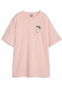 Camiseta de algodón rosa claro con un ajuste holgado, cuello redondo, mangas cortas y un pequeño logotipo en blanco y negro en la parte izquierda del pecho.