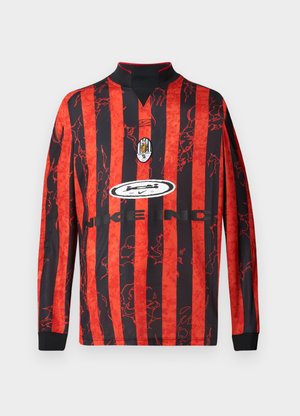 Jersey de manga longa com listras verticais em vermelho e preto, gola collar e estampas gráficas, com um logo central e nome da marca.