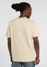 Dickies AITKIN CHEST TEE - Triko s potiskem - wood ash
