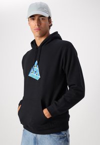 Schwarzer Hoodie mit einem dreieckigen blauen und gelben Grafikdesign auf der Vorderseite, ausgestattet mit einer Kängurutasche und einem verstellbaren Kordelzugkapuze.
