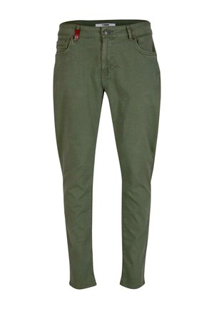 Pantalons slim-fit vert olive en mélange de coton, dotés de cinq poches et d'une texture subtile avec un accent rouge sur la boucle de ceinture.