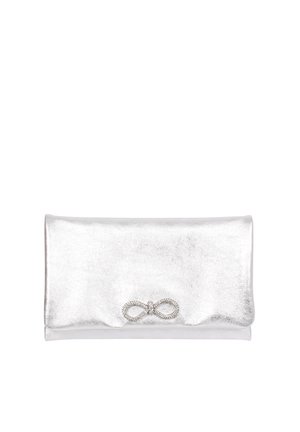 Glänzende silberne Clutch mit rechteckiger Form und einer kleinen dekorativen Schleife aus Strasssteinen auf der Vorderklappe.