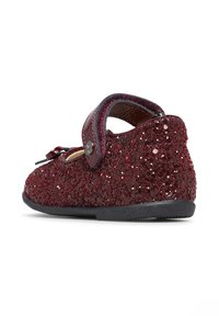 Chaussure Mary Jane en paillettes bordeaux avec un bout rond, une sangle à fermeture velcro, une semelle intérieure rembourrée et une semelle en caoutchouc noir.
