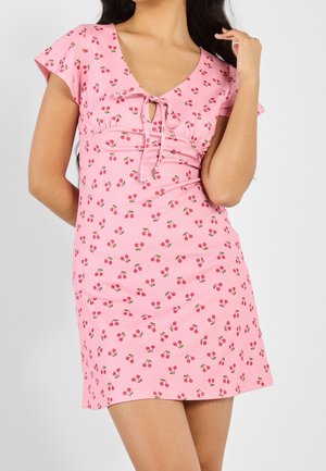 Roze jurk van lichtgewicht stof, met een V-hals, korte fladdermouwen, een trekkoorddetail en een speels kersenpatroon.