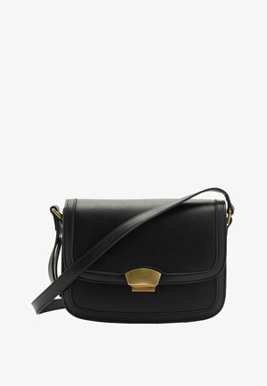 Bolso bandolera de cuero negro con correa ajustable y cierre dorado en la solapa frontal sobre fondo blanco.