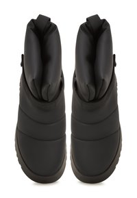 Botas aislantes negras con un acabado liso y brillante, que cuentan con un diseño acolchado, sección de tobillo elástica y una lengüeta para facilitar su uso.