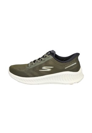 Zapatilla deportiva Skechers verde oliva sin cordones con suela blanca, parte superior de malla, detalle de cordones y forro interior negro, vista de lado.